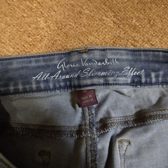 Slimming Gloria Vanderbilt Stretch Jeans - Picture 13 of 15